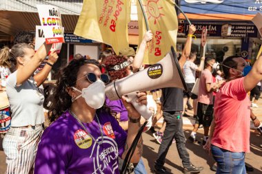 Protesto; Brezilya Cumhurbaşkanı Bolsonaro 'ya karşı düzenlenen bir protesto sırasında çekilen fotoğraf ve nüfusu bağışık hale getirmek için aşı satın almada çeviklik istenmesi.