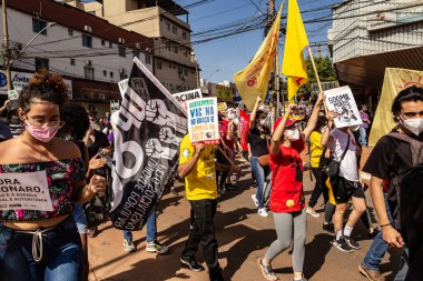 Protesto; Brezilya Cumhurbaşkanı Bolsonaro 'ya karşı düzenlenen bir protesto sırasında çekilen fotoğraf ve nüfusu bağışık hale getirmek için aşı satın almada çeviklik istenmesi.