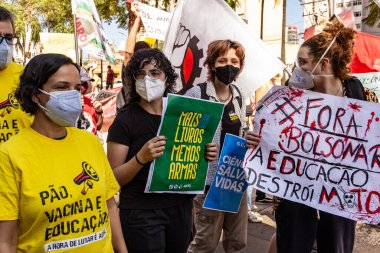 Protesto; Brezilya Cumhurbaşkanı Bolsonaro 'ya karşı düzenlenen bir protesto sırasında çekilen fotoğraf ve nüfusu bağışık hale getirmek için aşı satın almada çeviklik istenmesi.