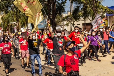 Protesto; Brezilya Cumhurbaşkanı Bolsonaro 'ya karşı düzenlenen bir protesto sırasında çekilen fotoğraf ve nüfusu bağışık hale getirmek için aşı satın almada çeviklik istenmesi.