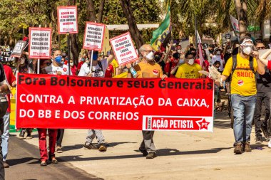 Protesto; Brezilya Cumhurbaşkanı Bolsonaro 'ya karşı düzenlenen bir protesto sırasında çekilen fotoğraf ve nüfusu bağışık hale getirmek için aşı satın almada çeviklik istenmesi.