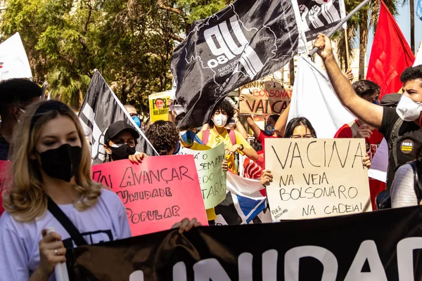 ブラジル大統領 ボルソナロに対する抗議中に撮影された写真は 人口を免疫化するためのワクチンの購入の敏捷性を求めて — ストック写真