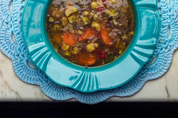 Plato Verde Lleno Sopa Verduras Sousplat Ganchillo —  Fotos de Stock