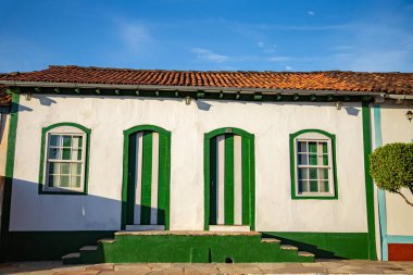 Pirenopolis 'in tarihi ve turistik kentinde, sömürge tarzı bir evin dış cephesinin ayrıntıları.