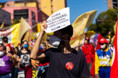 Brezilya Başkanı Bolsonaro 'ya karşı yapılan bir protesto sırasında çekilmiş bir fotoğraf. Aşı alımında görevi kötüye kullanmakla suçlanıyor..