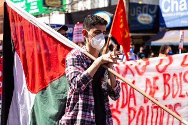 Brezilya Başkanı Bolsonaro 'ya karşı yapılan bir protesto sırasında çekilmiş bir fotoğraf. Aşı alımında görevi kötüye kullanmakla suçlanıyor..