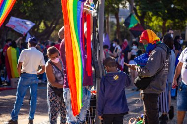 Sokakta satılık bazı LGBT bayrakları sergilendi. Gökkuşağı bayrakları.
