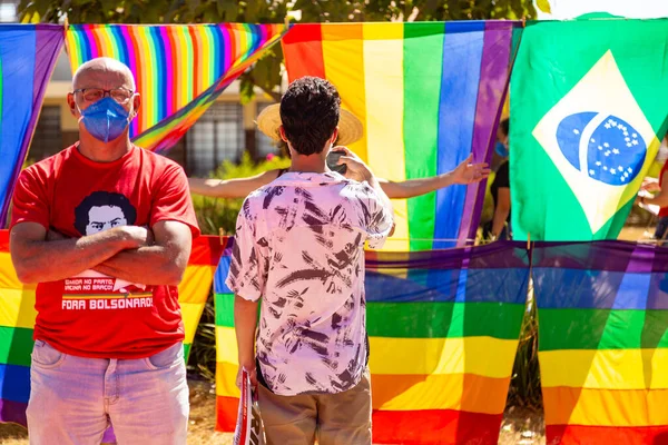 Sokakta Satılık Bazı Lgbt Bayrakları Yakınlarda Bazı Insanlar Sergilendi Gökkuşağı — Stok fotoğraf