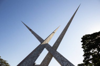  Çelik anıtın ayrıntıları, ağaçların arasında, Goinia şehrindeki Latif Sebba viyadükünde..