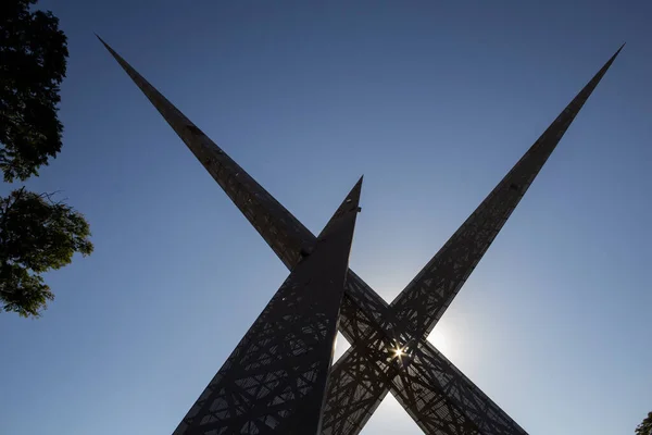 Detail Van Het Stalen Monument Tussen Bomen Het Latif Sebba — Stockfoto