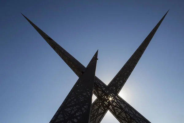 Detalle Del Monumento Acero Entre Árboles Viaducto Latif Sebba Ciudad —  Fotos de Stock