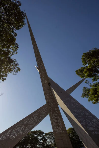 鋼製の記念碑の詳細 木の間で ゴイニアの街のラティフ セバのヴィアドゥクト — ストック写真
