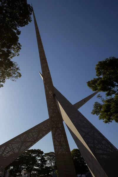 Détail Monument Acier Milieu Des Arbres Sur Viaduc Latif Sebba — Photo