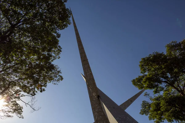 Detalhe Monumento Aço Entre Árvores Sobre Viaduto Latif Sebba Cidade — Fotografia de Stock