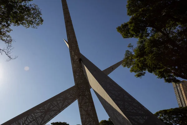 Detalhe Monumento Aço Entre Árvores Sobre Viaduto Latif Sebba Cidade — Fotografia de Stock