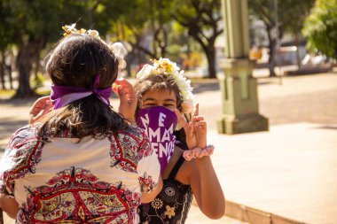 Bloco Nao e Nao ve Coro Mulher - Korkusuz Şarkı 'nın hazırlık ve performansının fotoğrafı. - Hiç de bile! Salgın zamanlarında.