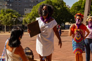 Bloco Nao e Nao ve Coro Mulher - Korkusuz Şarkı 'nın hazırlık ve performansının fotoğrafı. - Hiç de bile! Salgın zamanlarında.