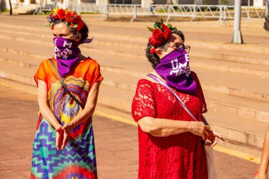 Bloco Nao e Nao ve Coro Mulher - Korkusuz Şarkı 'nın hazırlık ve performansının fotoğrafı. - Hiç de bile! Salgın zamanlarında.