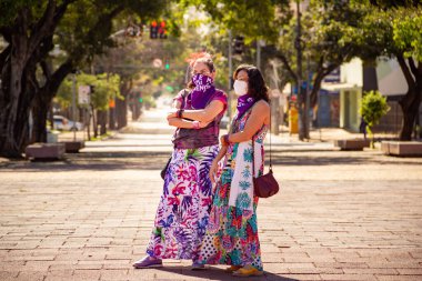 Bloco No No No ve Cor Mulher - Korkusuz Şarkı 'nın hazırlık ve performansının fotoğrafı. - Hiç de bile! Salgın zamanlarında.