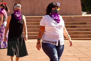 Bloco No No No ve Cor Mulher - Korkusuz Şarkı 'nın hazırlık ve performansının fotoğrafı. - Hiç de bile! Salgın zamanlarında.