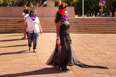 Bloco No No No ve Cor Mulher - Korkusuz Şarkı 'nın hazırlık ve performansının fotoğrafı. - Hiç de bile! Salgın zamanlarında.