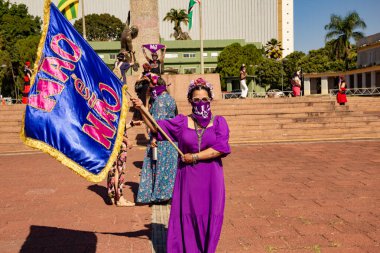 Bloco Nao e Nao ve Coro Mulher - Korkusuz Şarkı 'nın hazırlık ve performansının fotoğrafı. - Hiç de bile! Salgın zamanlarında.