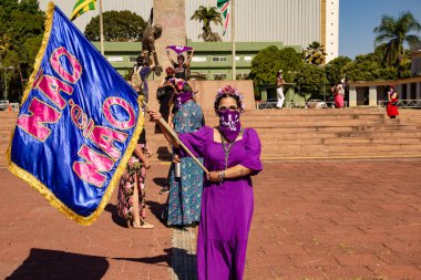 Bloco Nao e Nao ve Coro Mulher - Korkusuz Şarkı 'nın hazırlık ve performansının fotoğrafı. - Hiç de bile! Salgın zamanlarında.