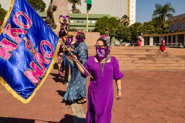 Bloco Nao e Nao ve Coro Mulher - Korkusuz Şarkı 'nın hazırlık ve performansının fotoğrafı. - Hiç de bile! Salgın zamanlarında.