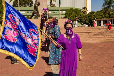 Bloco Nao e Nao ve Coro Mulher - Korkusuz Şarkı 'nın hazırlık ve performansının fotoğrafı. - Hiç de bile! Salgın zamanlarında.