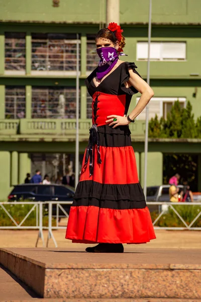 Bloco Nao e Nao ve Coro Mulher - Korkusuz Şarkı 'nın hazırlık ve performansının fotoğrafı. - Hiç de bile! Salgın zamanlarında.