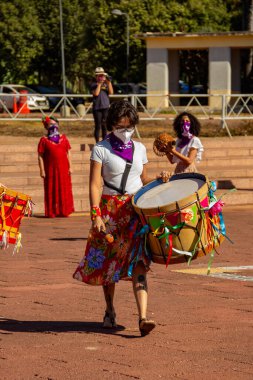 Bloco Nao e Nao ve Coro Mulher - Korkusuz Şarkı 'nın hazırlık ve performansının fotoğrafı. - Hiç de bile! Salgın zamanlarında.
