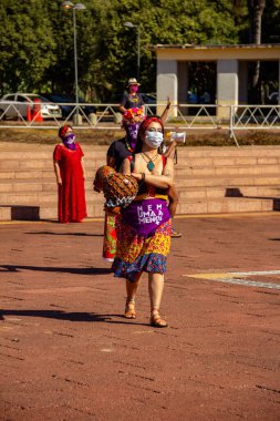 Bloco Nao e Nao ve Coro Mulher - Korkusuz Şarkı 'nın hazırlık ve performansının fotoğrafı. - Hiç de bile! Salgın zamanlarında.