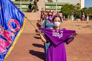 Bloco No No No ve Cor Mulher - Korkusuz Şarkı 'nın hazırlık ve performansının fotoğrafı. - Hiç de bile! Salgın zamanlarında.