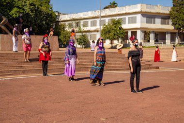 Bloco No No No ve Cor Mulher - Korkusuz Şarkı 'nın hazırlık ve performansının fotoğrafı. - Hiç de bile! Salgın zamanlarında.