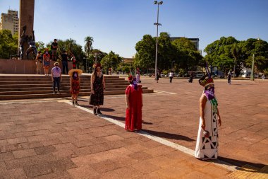 Bloco No No No ve Cor Mulher - Korkusuz Şarkı 'nın hazırlık ve performansının fotoğrafı. - Hiç de bile! Salgın zamanlarında.
