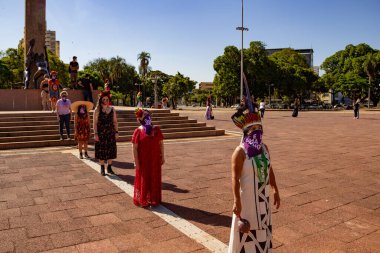 Bloco No No No ve Cor Mulher - Korkusuz Şarkı 'nın hazırlık ve performansının fotoğrafı. - Hiç de bile! Salgın zamanlarında.