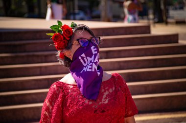 Bloco No No No ve Cor Mulher - Korkusuz Şarkı 'nın hazırlık ve performansının fotoğrafı. - Hiç de bile! Salgın zamanlarında.