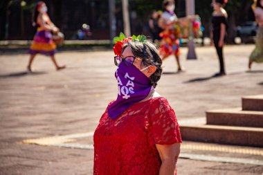 Bloco No No No ve Cor Mulher - Korkusuz Şarkı 'nın hazırlık ve performansının fotoğrafı. - Hiç de bile! Salgın zamanlarında.