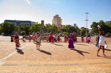 Bloco Nao e Nao ve Coro Mulher - Korkusuz Şarkı 'nın hazırlık ve performansının fotoğrafı. - Hiç de bile! Salgın zamanlarında.