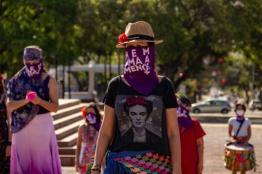 Bloco Nao e Nao ve Coro Mulher - Korkusuz Şarkı 'nın hazırlık ve performansının fotoğrafı. - Hiç de bile! Salgın zamanlarında.