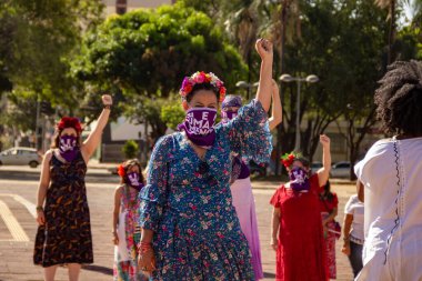 Bloco Nao e Nao ve Coro Mulher - Korkusuz Şarkı 'nın hazırlık ve performansının fotoğrafı. - Hiç de bile! Salgın zamanlarında.