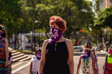 Bloco Nao e Nao ve Coro Mulher - Korkusuz Şarkı 'nın hazırlık ve performansının fotoğrafı. - Hiç de bile! Salgın zamanlarında.
