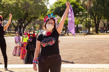 Bloco Nao e Nao ve Coro Mulher - Korkusuz Şarkı 'nın hazırlık ve performansının fotoğrafı. - Hiç de bile! Salgın zamanlarında.