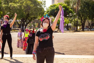Bloco Nao e Nao ve Coro Mulher - Korkusuz Şarkı 'nın hazırlık ve performansının fotoğrafı. - Hiç de bile! Salgın zamanlarında.