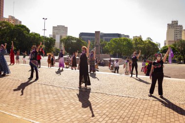 Bloco Nao e Nao ve Coro Mulher - Korkusuz Şarkı 'nın hazırlık ve performansının fotoğrafı. - Hiç de bile! Salgın zamanlarında.