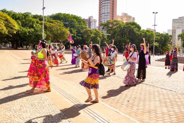 Bloco Nao e Nao ve Coro Mulher - Korkusuz Şarkı 'nın hazırlık ve performansının fotoğrafı. - Hiç de bile! Salgın zamanlarında.