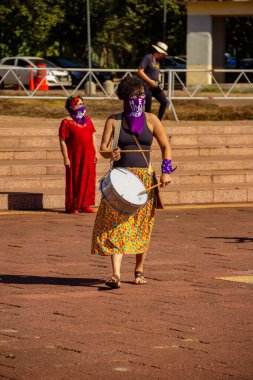 Bloco Nao e Nao ve Coro Mulher - Korkusuz Şarkı 'nın hazırlık ve performansının fotoğrafı. - Hiç de bile! Salgın zamanlarında.