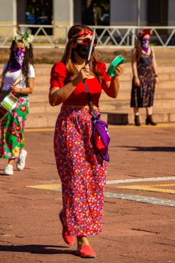 Bloco Nao e Nao ve Coro Mulher - Korkusuz Şarkı 'nın hazırlık ve performansının fotoğrafı. - Hiç de bile! Salgın zamanlarında.