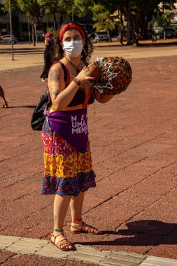 Bloco Nao e Nao ve Coro Mulher - Korkusuz Şarkı 'nın hazırlık ve performansının fotoğrafı. - Hiç de bile! Salgın zamanlarında.