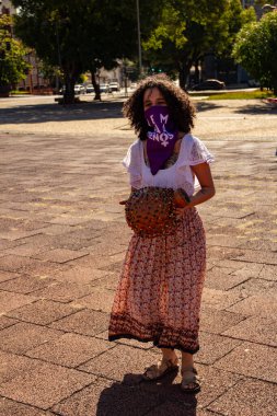 Bloco Nao e Nao ve Coro Mulher - Korkusuz Şarkı 'nın hazırlık ve performansının fotoğrafı. - Hiç de bile! Salgın zamanlarında.